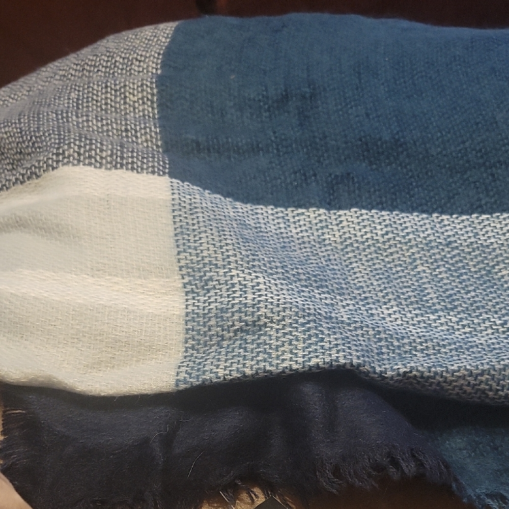 Elegant Green and White Women's Scarf
